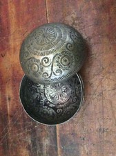 Versilberter Behälter mit