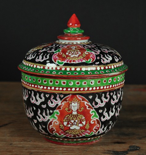 Bencharong covered jar
