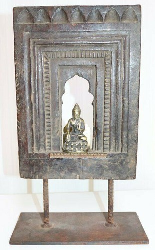 Alte stehle mit buddha - ,